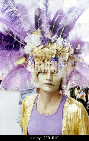 Participant vêtu de couleurs dans le So d'été; parade du Lstice à Santa Barbara, CA Banque D'Images