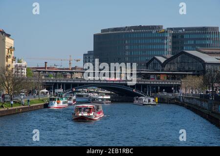 Berlin Allemagne - avril 20. 2018: Tours en bateau sur la Spree avec gare et bâtiments en arrière-plan Banque D'Images