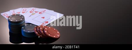 Jetons et cartes pour jouer dans un casino sur fond noir avec réflexion. Le concept de jeu et de divertissement. Casino et poker. Banque D'Images