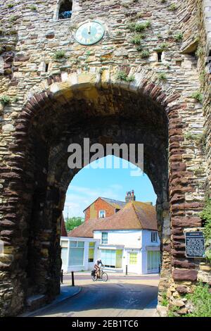 Vue sur le Landgate-le « Landgate » (le seul survivant de l'une des quatre entrées fortifiées d'origine à Seigle) date de 1329, Rye, Kent, UK, 2016 Banque D'Images