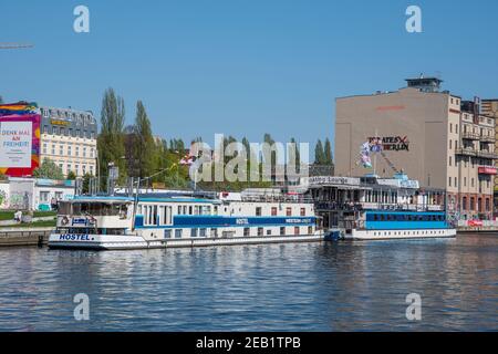 Berlin Allemagne - avril 20. 2018: Bateaux d'auberge dans la rivière Spree Banque D'Images