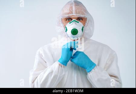 Professionnel de la santé en costume de protection et masque médical prêt à travailler. Concept de soins de santé. Banque D'Images