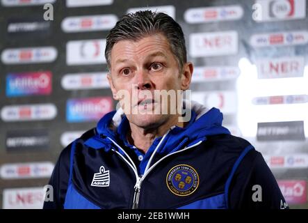 Photo du dossier datée du 22-12-2020, du directeur de la ville de Shrewsbury, Steve Cotterill, interviewé à la fin du match de la Sky Bet League One au Keepmoat Stadium, Doncaster. Date d'émission : jeudi 11 février 2021. Banque D'Images