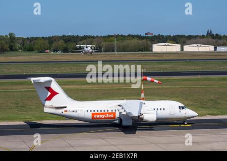 Berlin Allemagne - avril 21. 2018: Avion D-AWUE easyJet British Aerospace 146-200 à l'aéroport de Berlin Tegel Banque D'Images