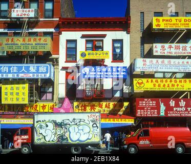 1999 BOUTIQUES DE SCÈNE DE RUE HISTORIQUE CHINATOWN BOWERY MANHATTAN NEW YORK VILLE ÉTATS-UNIS Banque D'Images