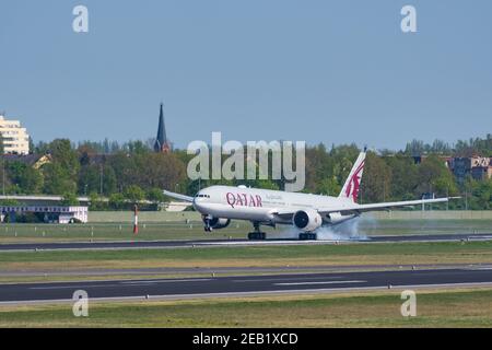 Berlin Allemagne - avril 21. 2018: Qatar Airways débarque à Boeing 777-300ER à l'aéroport de Berlin Tegel Banque D'Images