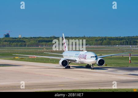 Berlin Allemagne - avril 21. 2018: Boeing 777-300ER de Qatar Airways à l'aéroport de Berlin Tegel Banque D'Images