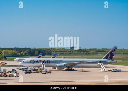 Berlin Allemagne - avril 21. 2018: Boeing 777-300ER de Qatar Airways à l'aéroport de Berlin Tegel Banque D'Images