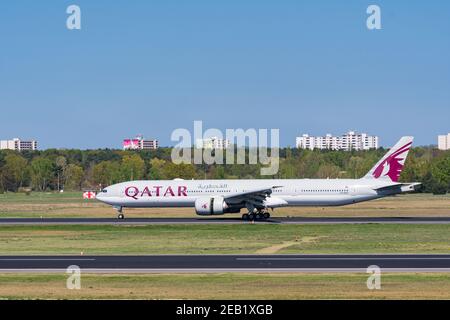 Berlin Allemagne - avril 21. 2018: Boeing 777-300ER de Qatar Airways à l'aéroport de Berlin Tegel Banque D'Images