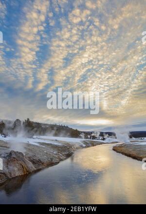 Parc national de Yellowstone : nuages au lever du soleil sur la rivière Firehole dans le bassin supérieur du Geyser Banque D'Images