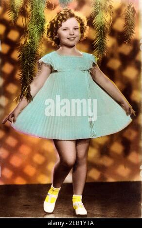1936 environ , ÉTATS-UNIS : L'enfant actrice SHIRLEY TEMPLE , Fox film pubblicity STILL - FILM - FILM - CINÉMA - portrait - ritratto - sourire - sorriso - boccoli - riccioli - boucles - DANZA - MUSICAL - bambino prodigio - gambe - leggy pose - jambes scarpe alla bebé - chaussures -- -- Archivio GBB Banque D'Images