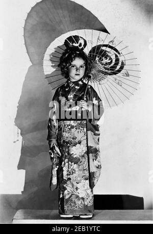1936 CA., USA : l'enfant actrice SHIRLEY TEMPLE , Fox film pubblicity STILL - FILM - FILM - CINÉMA - portrait - ritrato - boscoli - riccioli - boucles - DANZA - MUSICAL - bambino prodigio - kimono - costume de fantaisie - ombrello da Sole - parapluie - - - - -- -- Archivio GBB Banque D'Images
