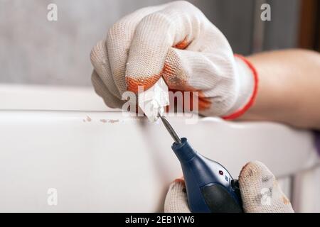 restauration et réparation de meubles en bois avec cire Banque D'Images