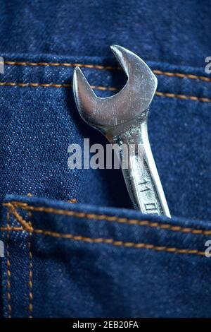 Gros plan d'une clé réglable dans un Jean d'homme poche arrière Banque D'Images