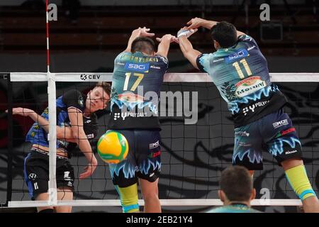 Pérouse, Italie. 11 février 2021. 2/11/2021 - toledo pierrej (n.11 middleblocker centrale tours vb) schiaccia pendant les tours VB vs Sir Sicoma Monini Perugia, match de volley de la Ligue des champions du CEV à Pérouse, Italie, février 11 2021 (photo par IPA/Sipa USA) Credit: SIPA USA/Alay Live News Banque D'Images