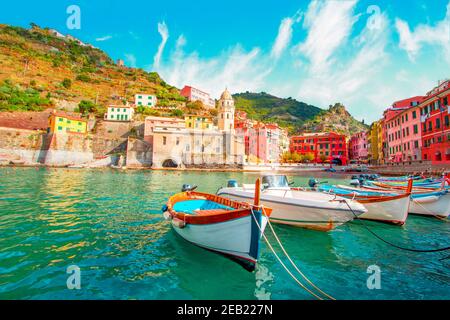 Bateau de pêche à Vernazza - Cinque Terre sur la montagne près de la mer méditerranée en ligurie - Italie. Ciel nuageux ensoleillé. Architecture italienne traditionnelle Banque D'Images
