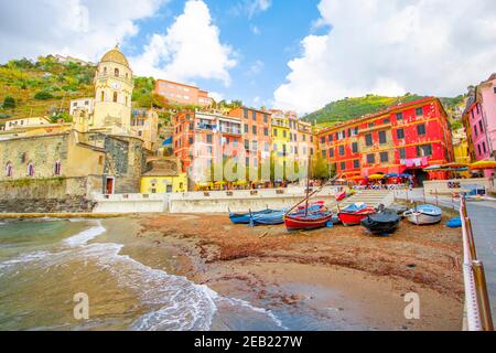 Vernazza à cinque terre sur la montagne près de la mer méditerranée en ligurie - Italie. Ciel nuageux ensoleillé. Architecture italienne traditionnelle Banque D'Images