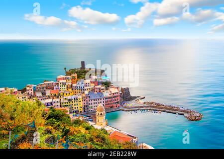 Vernazza à cinque terre sur la montagne près de la mer méditerranée en ligurie - Italie. Ciel nuageux ensoleillé. Architecture italienne traditionnelle Banque D'Images