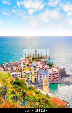 Vernazza à cinque terre sur la montagne près de la mer méditerranée en ligurie - Italie. Ciel nuageux ensoleillé. Architecture italienne traditionnelle Banque D'Images