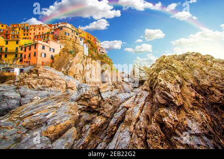 Arc-en-ciel sur Manarola dans les cinque terre sur la montagne près de la mer méditerranée en ligurie - Italie. Ciel nuageux ensoleillé avec arc-en-ciel. Arc italien traditionnel Banque D'Images