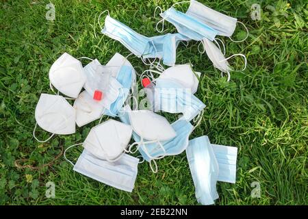 Utilisation d'un masque de protection et d'un flacon de désinfectant pour les mains écosystème naturel,covid19 pandémie de pollution des déchets Banque D'Images