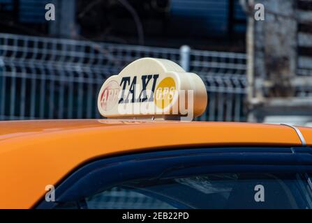 Panneau taxi sur le dessus d'une voiture, gros plan. Banque D'Images