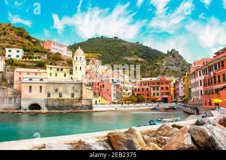 Vernazza à cinque terre sur la montagne près de la mer méditerranée en ligurie - Italie. Ciel nuageux ensoleillé. Architecture italienne traditionnelle Banque D'Images