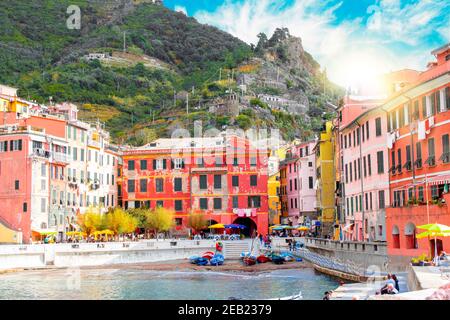 Vernazza à cinque terre sur la montagne près de la mer méditerranée en ligurie - Italie. Ciel nuageux ensoleillé. Architecture italienne traditionnelle Banque D'Images