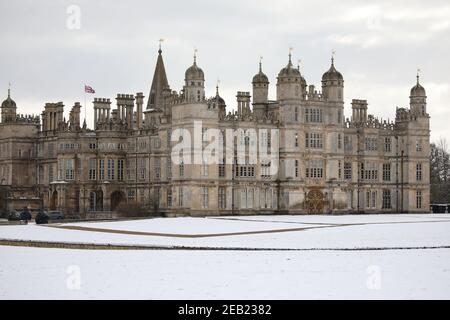 Stamford, Royaume-Uni. 09e février 2021. Burghley House entouré d'un tapis de neige à Stamford, Lincolnshire. Crédit : Paul Marriott/Alay Live News Banque D'Images