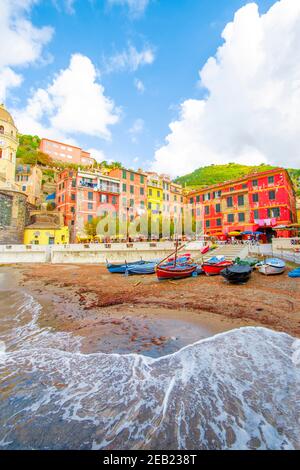 Vernazza à cinque terre sur la montagne près de la mer méditerranée en ligurie - Italie. Ciel nuageux ensoleillé. Architecture italienne traditionnelle Banque D'Images