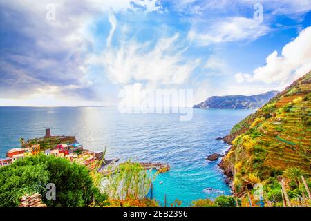 Vernazza à cinque terre sur la montagne près de la mer méditerranée en ligurie - Italie. Ciel nuageux ensoleillé Banque D'Images