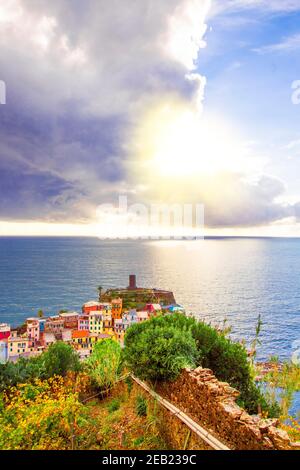 Vernazza à cinque terre sur la montagne près de la mer méditerranée en ligurie - Italie. Ciel nuageux ensoleillé Banque D'Images