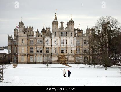 Stamford, Royaume-Uni. 09e février 2021. Les gens dehors pour une promenade, avec Burghley House entouré d'un tapis de neige à Stamford, Lincolnshire. Crédit : Paul Marriott/Alay Live News Banque D'Images