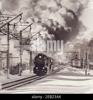 Korolev, Russie - 23 février 2019 : le train rétro se déplace à l'heure de la journée d'hiver. Banque D'Images