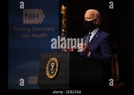 Bethesda, États-Unis. 11 février 2021. Le président Joe Biden s'entretient avec le personnel des National Institutes of Health le jeudi 11 février 2021 à Bethesda, Maryland. Photo d'Oliver Contreras/UPI crédit: UPI/Alay Live News Banque D'Images