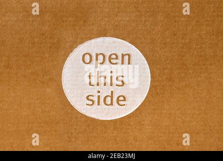 « Ouvrir ce côté » imprimé sur le côté d'une boîte en carton. Banque D'Images