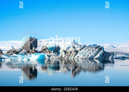 Icebergs dans la lagune du glacier de Jokulsarlon dans le sud de l'Islande avec Vatnajokull glacier en arrière-plan Banque D'Images