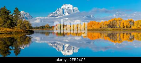 Parc national de Grand Teton, Wyoming : Mont Moran enveloppé de nuages bas reflétant les encens de couleur automnale sur l'Oxbow de la rivière Snake Banque D'Images