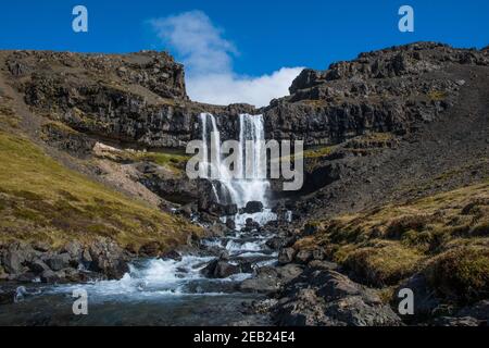 Chute d'eau de Bergarfoss dans la rivière Berga à Hornafjordur Islande sur un jour de printemps Banque D'Images