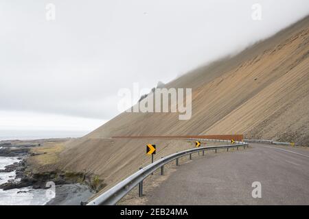 Route à travers les glissements de terrain de Hvalnesskridur dans l'est de l'Islande une journée brumeuse Banque D'Images