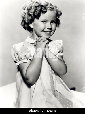 1936 environ , Etats-Unis : l'enfant actrice SHIRLEY TEMPLE ( 1928 - 2014 ), Fox film pubblicity STILL - FILM - CINÉMA - portrait - ritrato - boccoli - riccioli - boucles - bambino prodigio - sourire - sorriso - mani - mains ---- Archivio GBB Banque D'Images