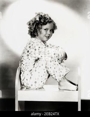 1935 CA., USA : l'enfant actrice SHIRLEY TEMPLE ( 1928 - 2014 ) , Fox film pubblicity STILL - FILM - FILM - CINÉMA - portrait - ritrato - boscocoli - riccioli - boucles - bambino prodigio - pigiama - pajama - sourire - sorriso --- Archivio GBB Banque D'Images