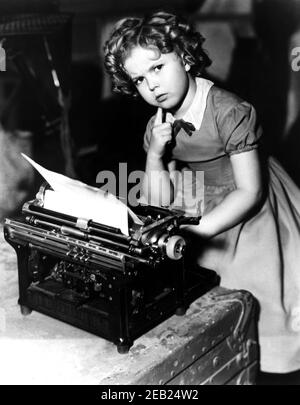 1936 ca., Etats-Unis : l'enfant actrice SHIRLEY TEMPLE ( 1928 - 2014 ) , Fox film pubblicity STILL - FILM - FILM - CINÉMA - portrait - ritratto - boccoli - riccioli - boucles - bambino prodigio - colletto - col - macchina da scrivere - machine à écrire - pensiero - pensatore - penseur - think --- Archivio GBB Banque D'Images