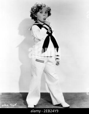 1936 environ , États-Unis : l'actrice enfant SHIRLEY TEMPLE ( 1928 - 2014 ) , Fox film pubblicity STILL - FILM - FILM - CINÉMA - portrait - ritratto - boccoli - riccioli - curls - bambino prodigio - DANSE - BALLET - DANZA - vestito alla marinara - uniforme de voile - uniforme da marinaio - marinaretta - fischietto --- Archivio GBB Banque D'Images