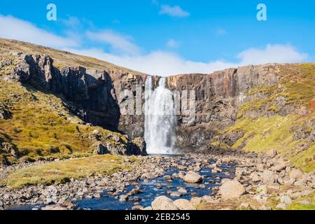 Cascade gufufoss dans la rivière Fjardara à Seydisfjordur dans l'est de l'Islande un jour d'été Banque D'Images