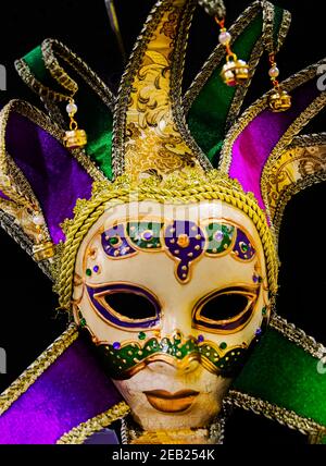 Un masque de jester vénitien intégral Mardi gras est exposé au magasin Mardi gras de Toomey, le 8 février 2021, à Mobile, Alabama. Banque D'Images