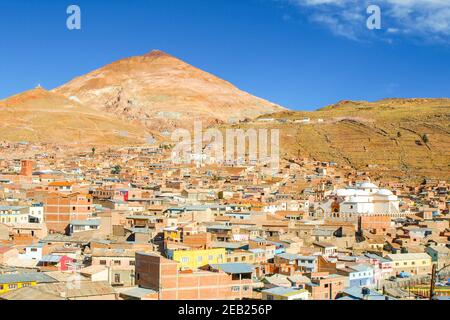 Cerro Rico au-dessus de la ville de Potosi Banque D'Images