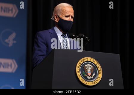 Bethesda, États-Unis. 11 février 2021. Le président Joe Biden s'entretient avec le personnel des National Institutes of Health le jeudi 11 février 2021 à Bethesda, Maryland. (Photo d'Oliver Contreras/SIPA USA) Credit: SIPA USA/Alay Live News Banque D'Images