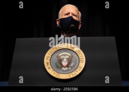 Bethesda, États-Unis. 11 février 2021. Le président Joe Biden s'entretient avec le personnel des National Institutes of Health le jeudi 11 février 2021 à Bethesda, Maryland. (Photo d'Oliver Contreras/SIPA USA) Credit: SIPA USA/Alay Live News Banque D'Images