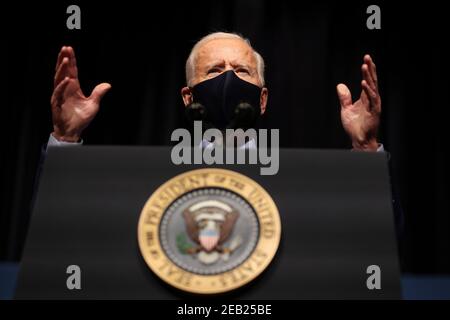 Bethesda, États-Unis. 11 février 2021. Le président Joe Biden s'entretient avec le personnel des National Institutes of Health le jeudi 11 février 2021 à Bethesda, Maryland. (Photo d'Oliver Contreras/SIPA USA) Credit: SIPA USA/Alay Live News Banque D'Images